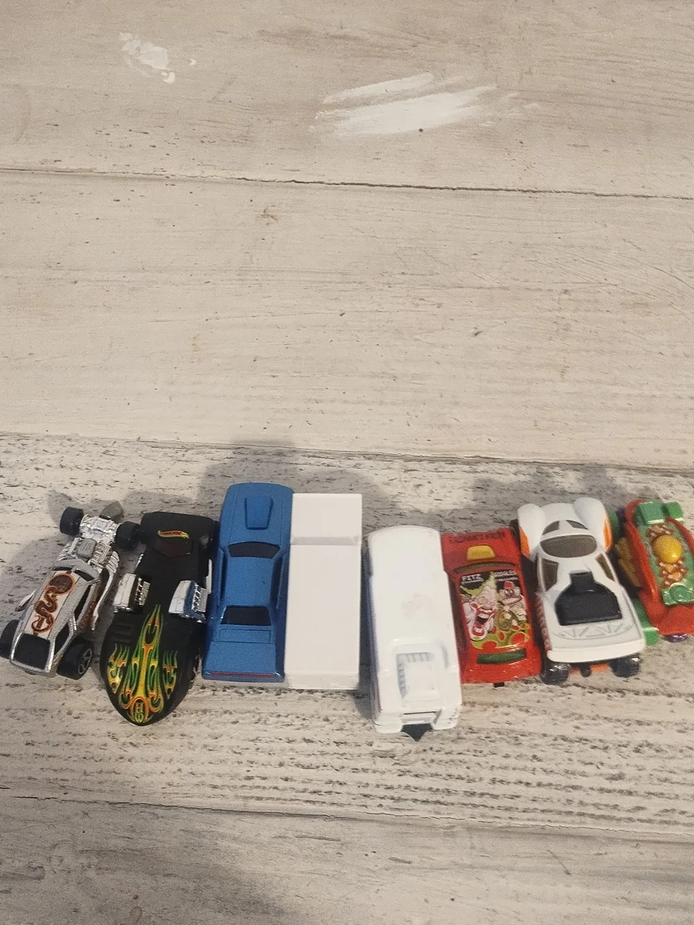 Mixed brand lot 8 vehicles 4 hot wheels 1 maisto 1 daron 1 matchbox
